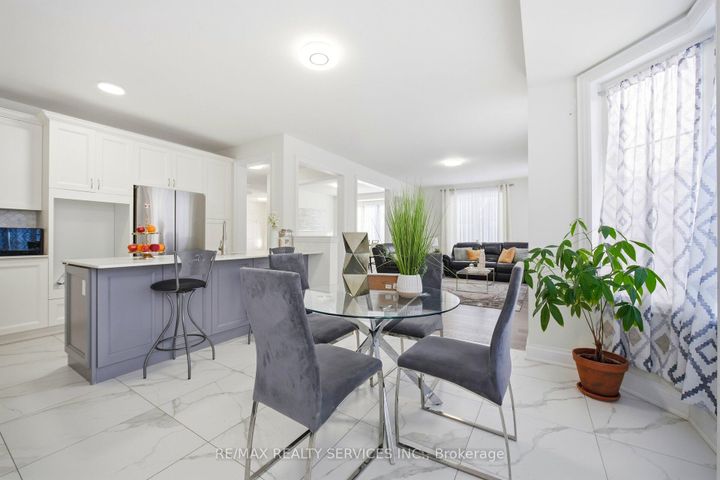 Photo 21 at 15 Farringdon Crescent, Northwest Brampton, Brampton