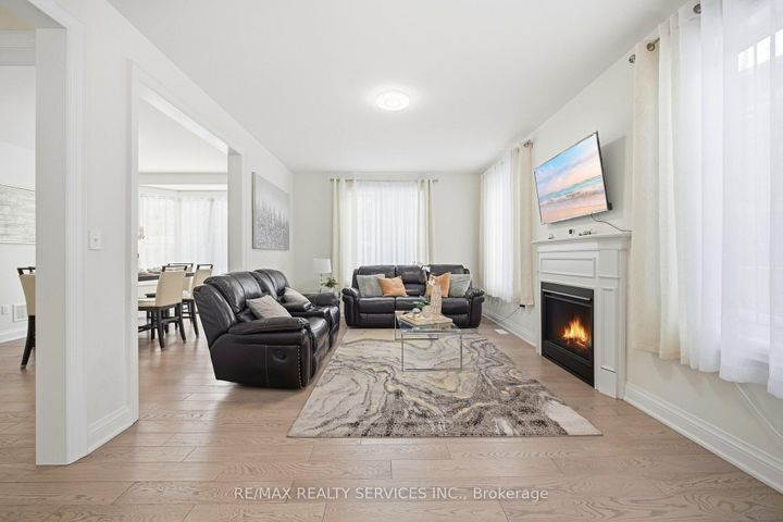 Photo 23 at 15 Farringdon Crescent, Northwest Brampton, Brampton