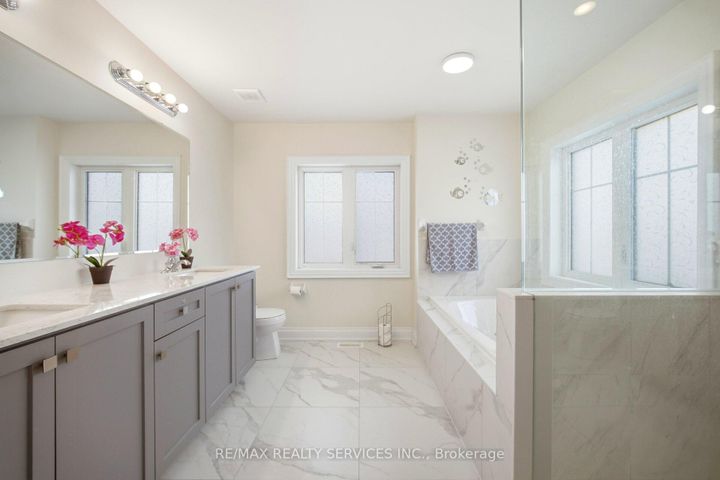 Photo 32 at 15 Farringdon Crescent, Northwest Brampton, Brampton