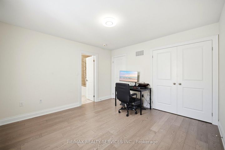 Photo 43 at 15 Farringdon Crescent, Northwest Brampton, Brampton