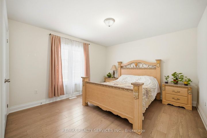 Photo 44 at 15 Farringdon Crescent, Northwest Brampton, Brampton