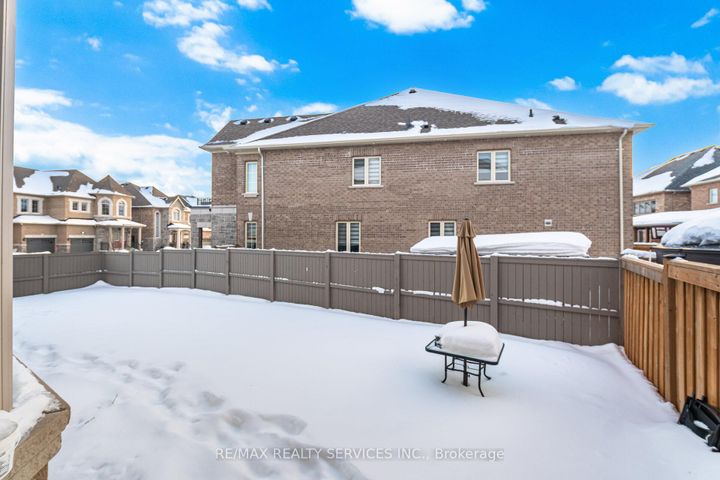 Photo 49 at 15 Farringdon Crescent, Northwest Brampton, Brampton