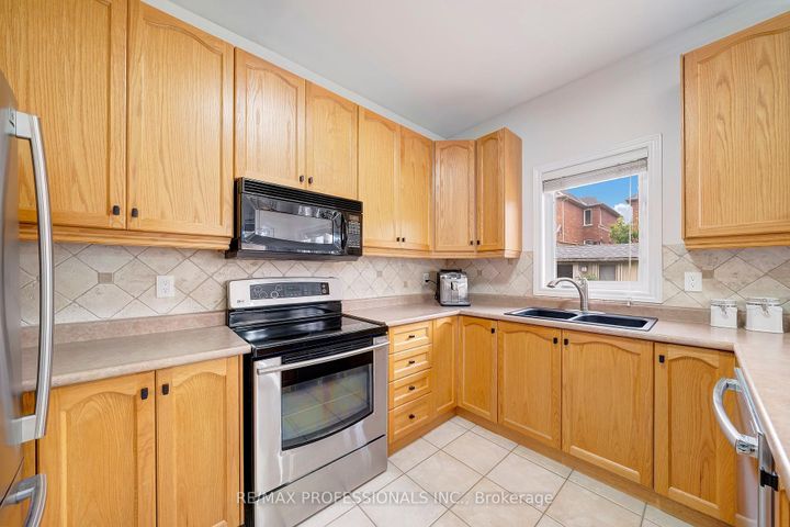 Photo 7 at 67 Chaplin Crescent, Georgetown, Halton Hills