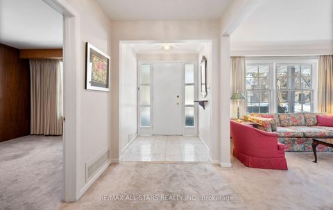 Photo 2 at 28 Montressor Drive, Windfields, Toronto