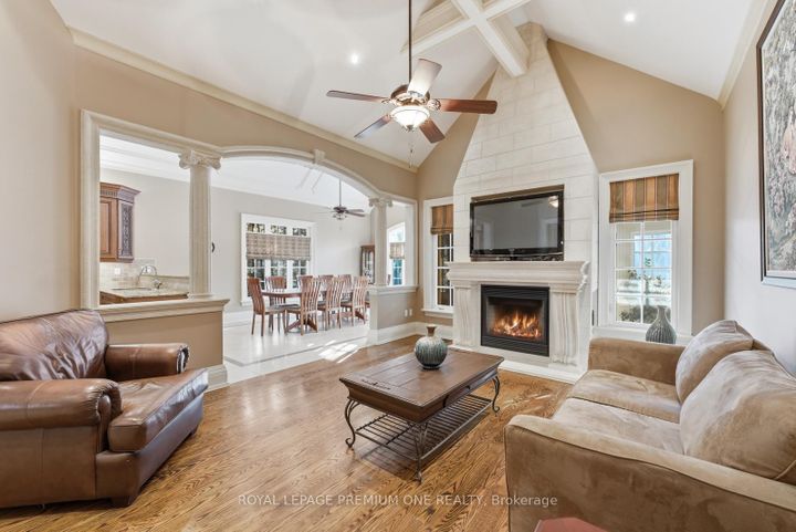 Photo 11 at 155 Cook's Mill Crescent, Patterson, Vaughan