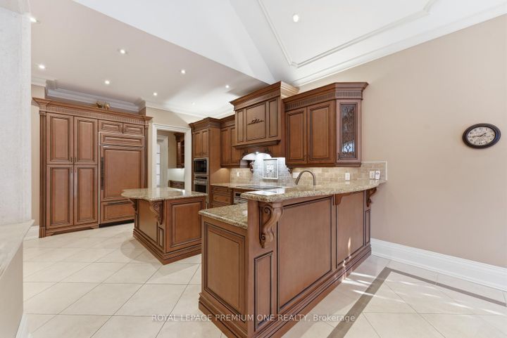 Photo 15 at 155 Cook's Mill Crescent, Patterson, Vaughan