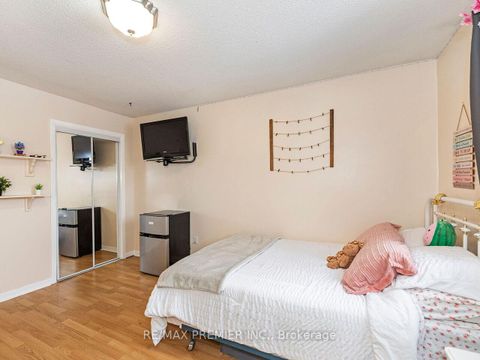 Photo 33 at 86 Agincourt Road, West Woodbridge, Vaughan