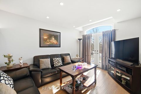 Photo 7 at 75 Corkwood Crescent, Maple, Vaughan