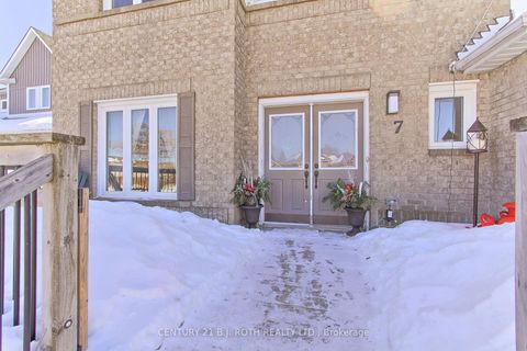 Photo 3 at 7 Fontaine Drive, Keswick North, Georgina