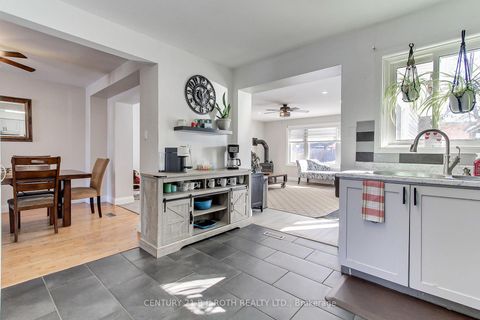 Photo 9 at 7 Fontaine Drive, Keswick North, Georgina