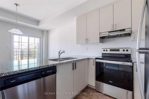 Photo 10 at 73 - 203 Royal Northern Path, Windfields, Oshawa