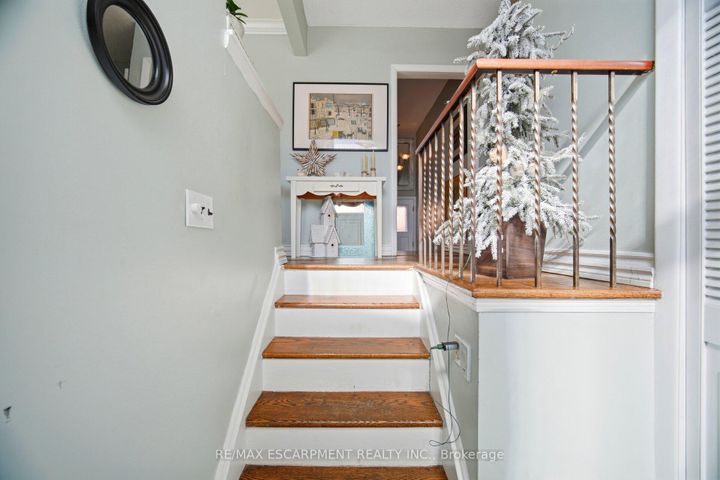 Photo 5 at 487 Wellington Crescent, WO West, Oakville