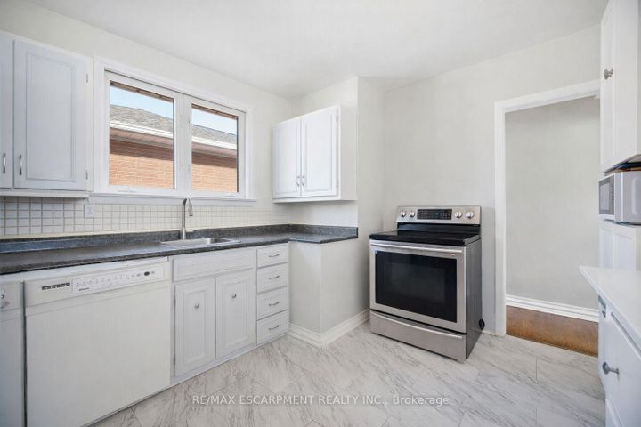 Photo 11 at 487 Wellington Crescent, WO West, Oakville