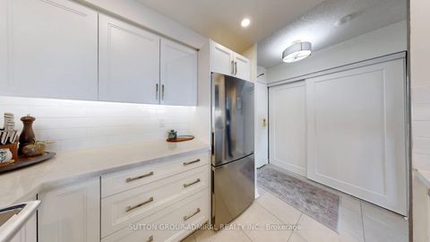 Photo 15 at 407 - 1 Emerald Lane, Yorkhill, Vaughan