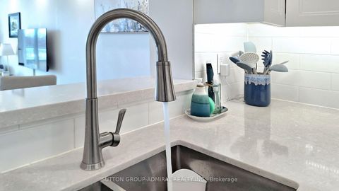 Photo 16 at 407 - 1 Emerald Lane, Yorkhill, Vaughan