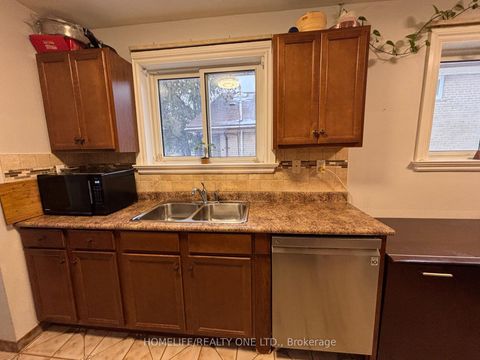 Photo 11 at 77 Newlin Crescent, Jane Heights, Toronto
