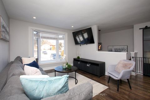 Photo 2 at 641 Deauville Court, Pinecrest, Oshawa