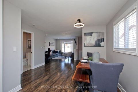 Photo 4 at 641 Deauville Court, Pinecrest, Oshawa