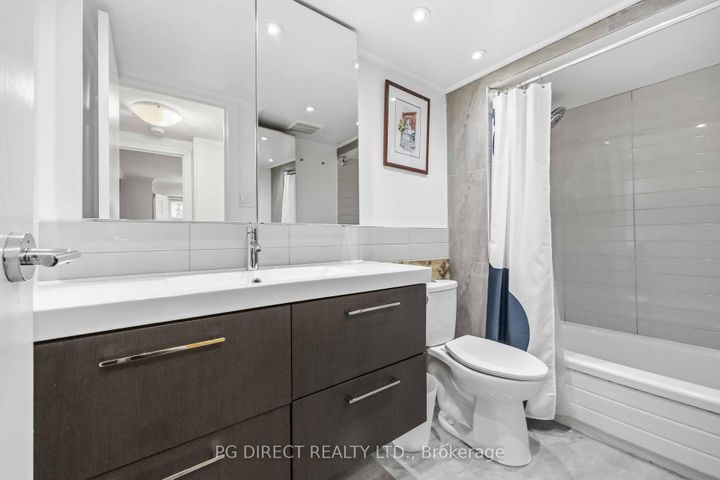 Photo 10 at 112 - 60 Homewood Avenue, South St. James Town, Toronto