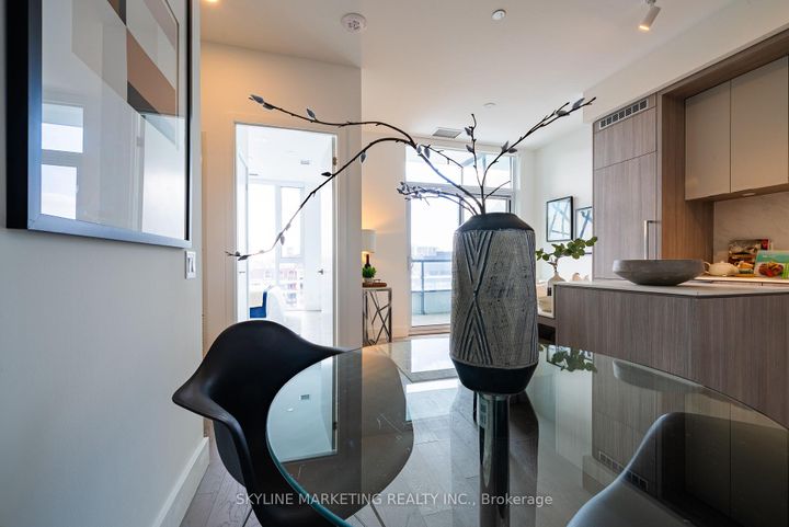 Photo 2 at 1008 - 6 Greenbriar Road, Bayview Village, Toronto