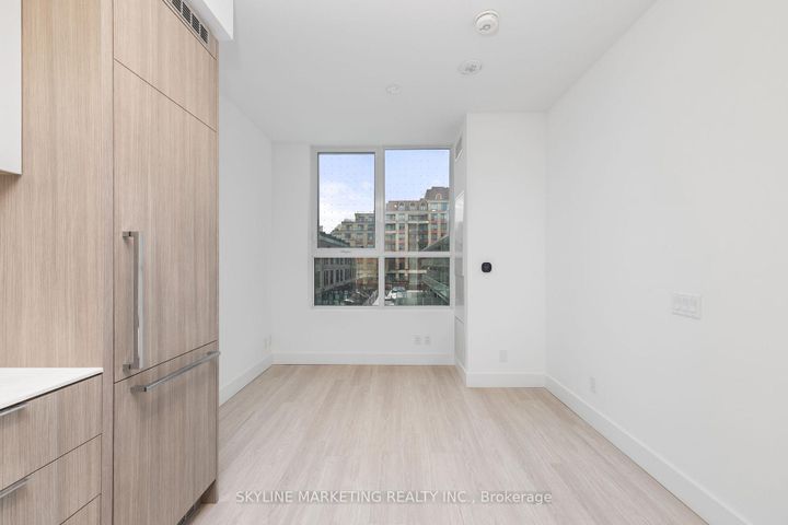 Photo 2 at 210 - 6 Greenbriar Road, Bayview Village, Toronto