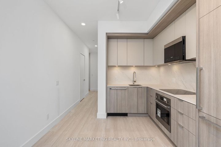 Photo 5 at 210 - 6 Greenbriar Road, Bayview Village, Toronto