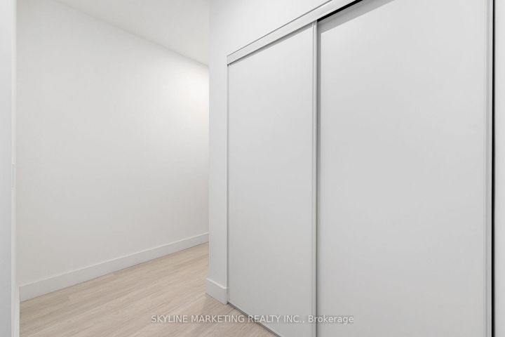 Photo 7 at 210 - 6 Greenbriar Road, Bayview Village, Toronto