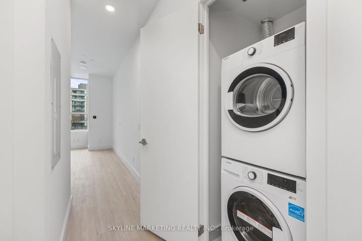 Photo 9 at 210 - 6 Greenbriar Road, Bayview Village, Toronto