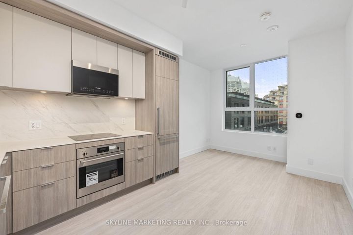 Photo 11 at 210 - 6 Greenbriar Road, Bayview Village, Toronto