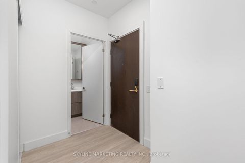 Photo 6 at 210 - 6 Greenbriar Road, Bayview Village, Toronto