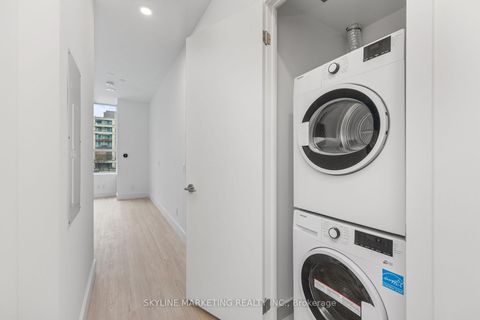 Photo 9 at 210 - 6 Greenbriar Road, Bayview Village, Toronto