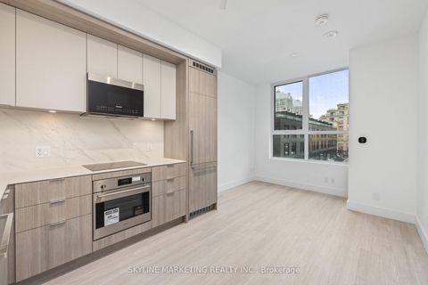 Photo 11 at 210 - 6 Greenbriar Road, Bayview Village, Toronto