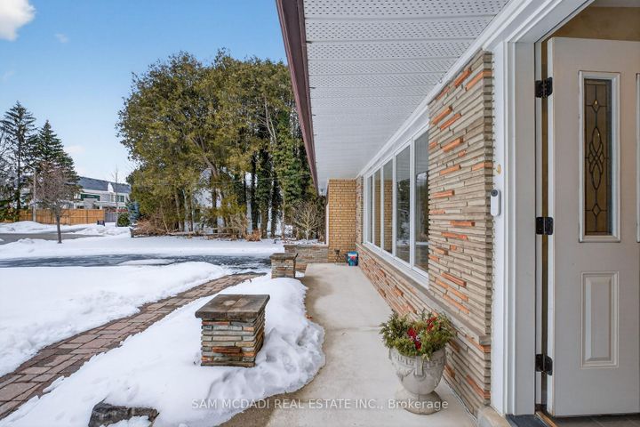 Photo 2 at 521 Vanessa Crescent, Lorne Park, Mississauga