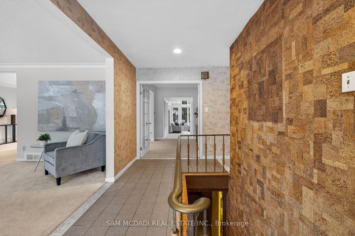 Photo 10 at 521 Vanessa Crescent, Lorne Park, Mississauga