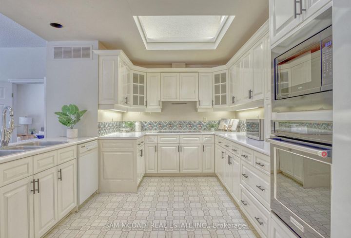 Photo 16 at 521 Vanessa Crescent, Lorne Park, Mississauga