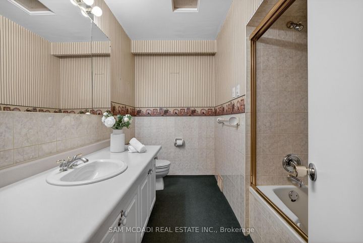 Photo 22 at 521 Vanessa Crescent, Lorne Park, Mississauga