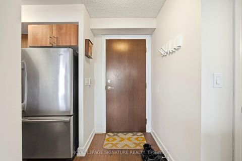 Photo 7 at 926 - 2 Eva Road E, Etobicoke West Mall, Toronto