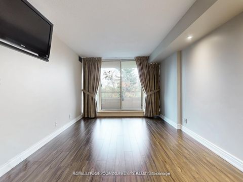 Photo 9 at 324 - 32 Clarissa Drive, Harding, Richmond Hill