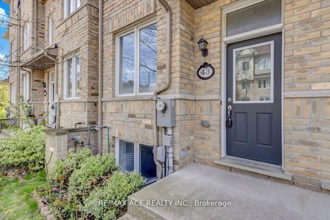 Photo 3 at 43 Kawneer Terrace, Dorset Park, Toronto