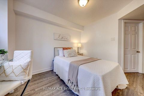 Photo 31 at 43 Kawneer Terrace, Dorset Park, Toronto