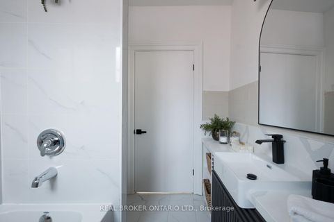 Photo 33 at 157 Lippincott Street, University, Toronto