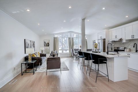Photo 2 at 21 Holford Crescent, Sullivan, Toronto