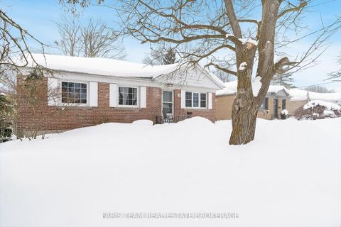 Photo 2 at 18 Newton Street, Wellington, Barrie