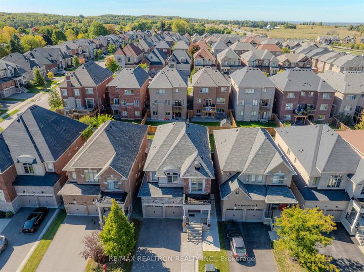 Photo 2 at 532 Mcgregor Farm Trail, Glenway Estates, Newmarket