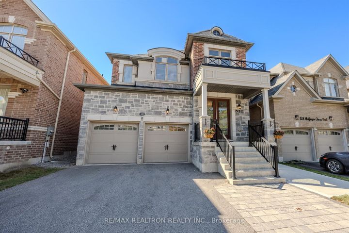 Photo 6 at 532 Mcgregor Farm Trail, Glenway Estates, Newmarket