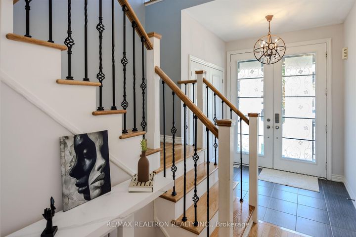 Photo 8 at 532 Mcgregor Farm Trail, Glenway Estates, Newmarket