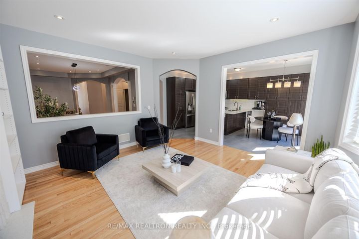 Photo 11 at 532 Mcgregor Farm Trail, Glenway Estates, Newmarket