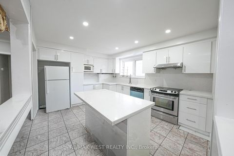 Photo 4 at 812 Kennedy Road, Ionview, Toronto
