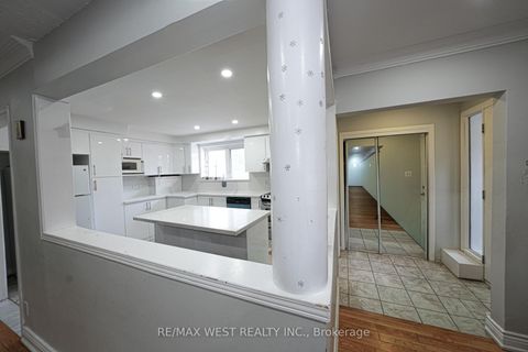 Photo 6 at 812 Kennedy Road, Ionview, Toronto