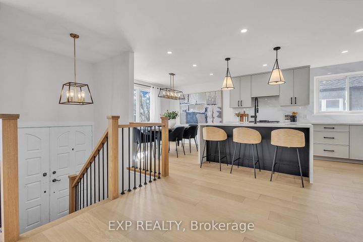 Photo 2 at 4185 Sutherland Crescent, Shoreacres, Burlington